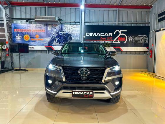 TOYOTA HILUX SW4 2.8 D-4D TURBO DIESEL SRX 7L 4X4 AUTOMÁTICO